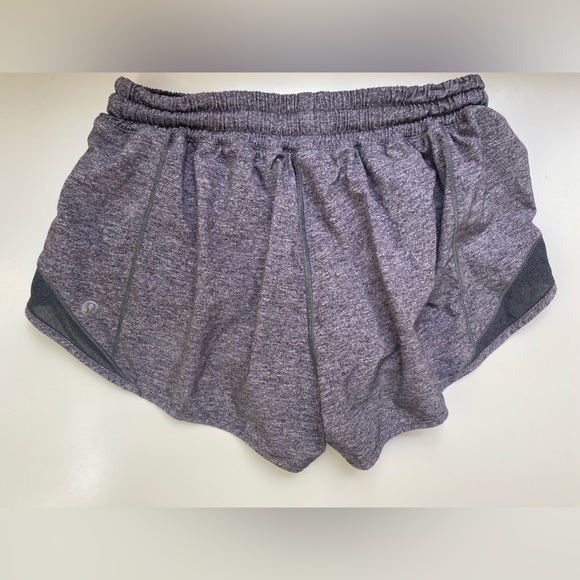 Lululemon Hotty Hot Low-Rise Lined Short 2.5in - Picture 2 of 3